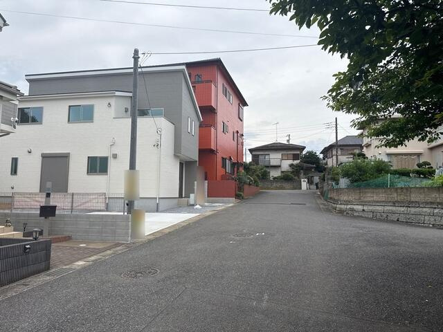 千葉市稲毛区萩台町０２期の前面道路含む現地写真