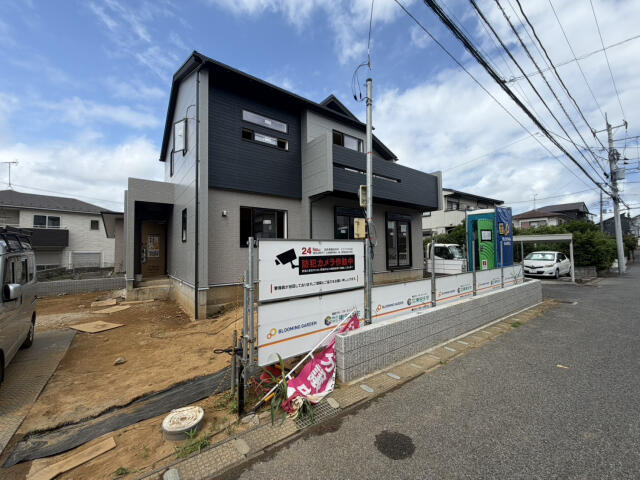ブルーミングガーデン　千葉市緑区あすみが丘東２丁目２棟／１期２号棟の前面道路含む現地写真