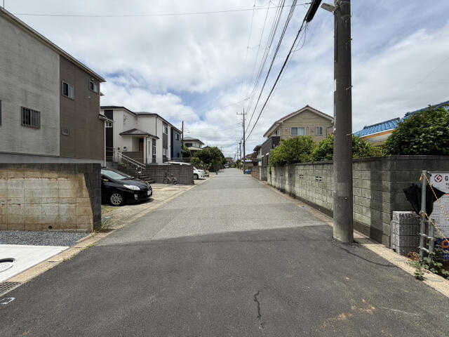 ブルーミングガーデン　千葉市緑区あすみが丘東２丁目２棟／１期１号棟の前面道路含む現地写真|【前面道路約6.0m】