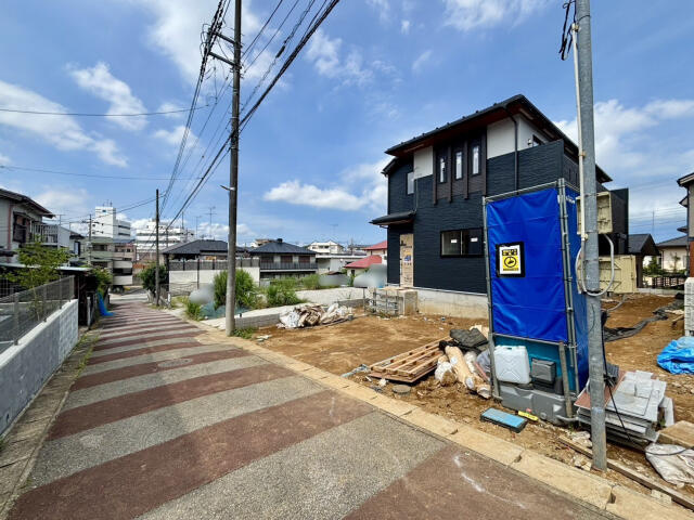 ブルーミングガーデン　千葉市緑区あすみが丘２丁目２棟／１期１号棟の前面道路含む現地写真