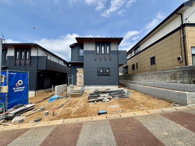 ブルーミングガーデン　千葉市緑区あすみが丘２丁目２棟／１期２号棟の前面道路含む現地写真