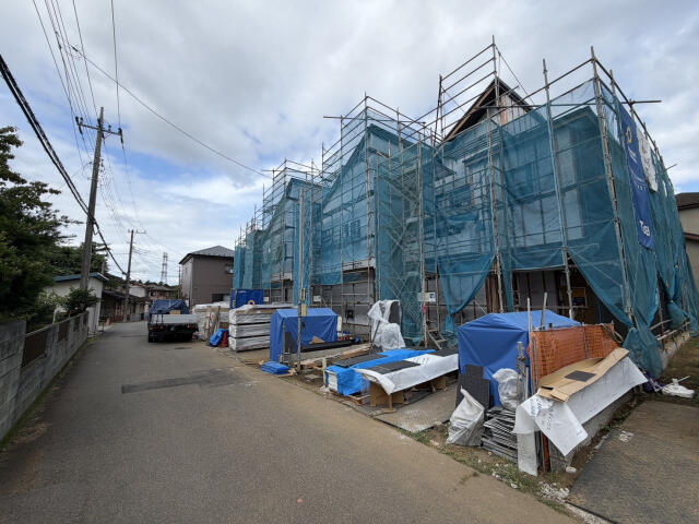 ブルーミングガーデン　千葉市緑区平山町１期４棟／１期３号棟の前面道路含む現地写真|7月中旬撮影