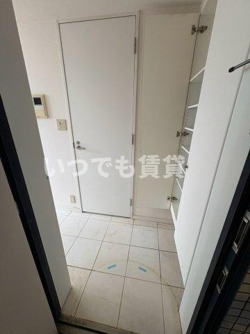 ルフィット神宮北参道の玄関|清掃前の状態になります。