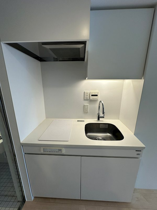 新品家具付きマンション神宮前1(KaGood東京)のキッチン|コンパクトなキッチンで掃除もラクラク