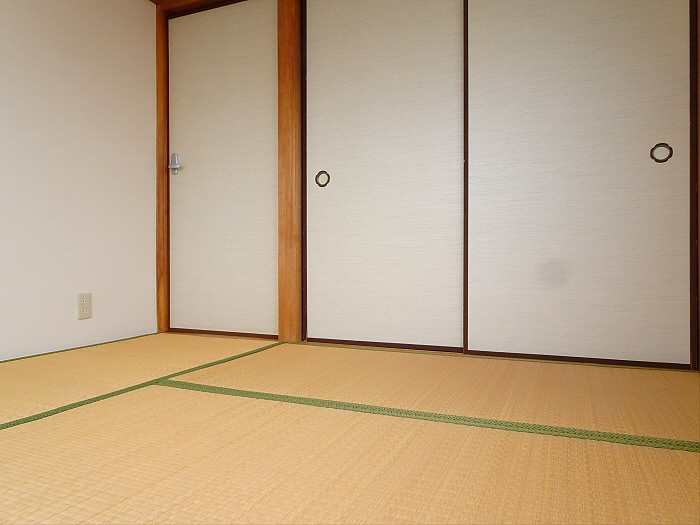 第三通南ビルの寝室