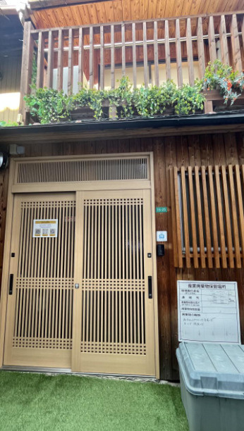 大阪市浪速区下寺３丁目の旅館の外観