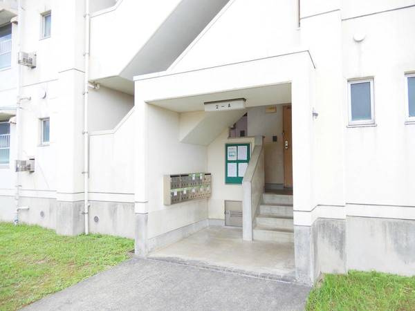 ビレッジハウスいなつき2号棟のエントランス|落ち着いたエントランスです