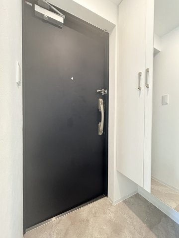 エルファーロ池尻の玄関|収納もある玄関です