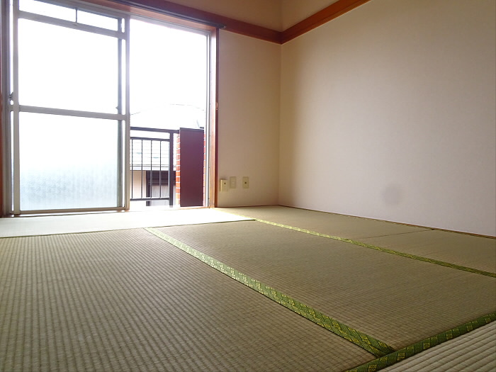 ブラウンハイツの寝室|広くて明るい寝室