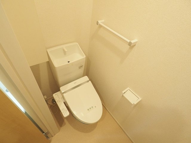 エテルノ・ピーヌ　Ⅱのトイレ|ゆったりとした空間のトイレです