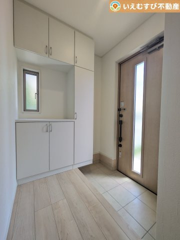 鴻巣市箕田　中古戸建の玄関|玄関がいつも片づく大容量シューズボックス
充実の収納設備で玄関がすっきり綺麗に過ごせると快適ですよね♪