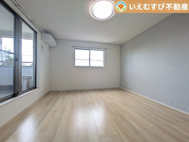 鴻巣市箕田　中古戸建の洋室|2面採光で明るい居室
たっぷりの採光で明るいお部屋にアクセントクロスがおしゃれな洋室！