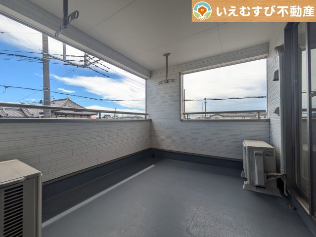 鴻巣市箕田　中古戸建のバルコニー|ゆとりの広さのインナーバルコニー
急な雨でもインナーバルコニーなら安心！天気を気にせず干して外出できます♪