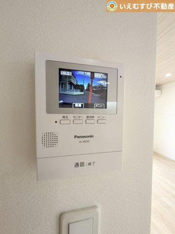 鴻巣市箕田　中古戸建のセキュリティ|モニター付きインターフォン
誰が来たかわかるモニター付きで来客時はもちろん、お子様のお留守番にも安心の設備！