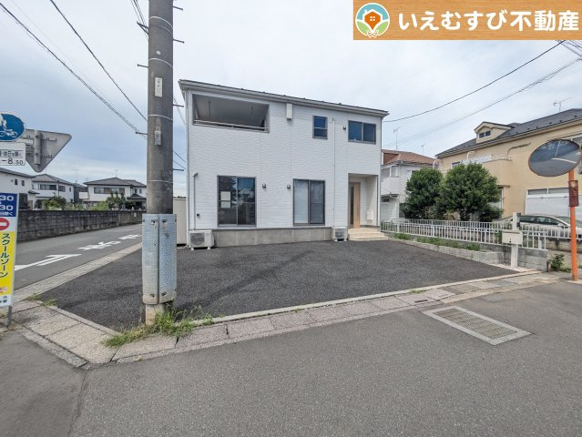 鴻巣市箕田　中古戸建の駐車場|3台駐車可能なゆとりのカースペース
複数台車をお持ちでも、お友達が遊びに来てもゆとりの駐車スペース！
