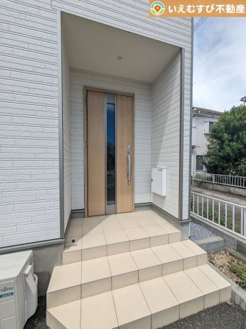 鴻巣市箕田　中古戸建のエントランス|雨が防げる広々エントランス
駐車場からアクセスの良いエントランス。雨の日や荷物が多くても安心の動線♪