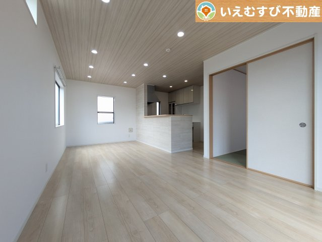 鴻巣市箕田　中古戸建の居間・リビング|ナチュラルな色合いで落ち着いた印象のリビングダイニング
ぬくもりのあるナチュラルな空間。グリーンを飾っても相性が良さそうですね♪