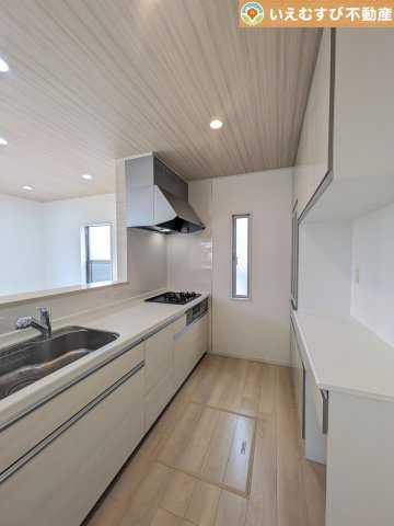鴻巣市箕田　中古戸建のキッチン|対面キッチンでリビングを見渡せる
お子様の遊んでいる様子や宿題をしている様子など見守りながらお料理が作れますね♪