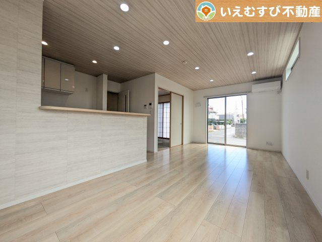 鴻巣市箕田　中古戸建の居間・リビング|開放感と家族との距離感にこだわったＬＤＫ
採光たっぷりのリビングで休日には家族みんなでくつろげそうですね♪
