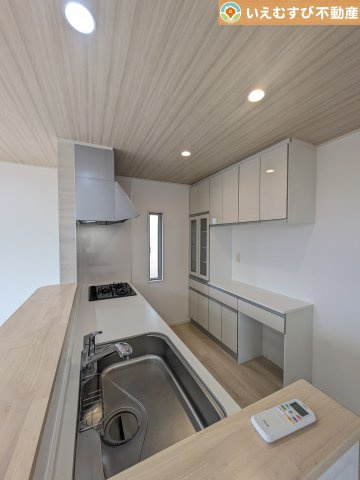 鴻巣市箕田　中古戸建のキッチン|嬉しい食器棚付きのキッチン！
建付けの食器棚付きで、デザインの統一されたキッチン！使い勝手も良好です♪