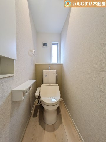 鴻巣市箕田　中古戸建のトイレ|シンプルで清潔感のあるトイレ
窓付きで明るく、お掃除しやすいシンプルな空間♪