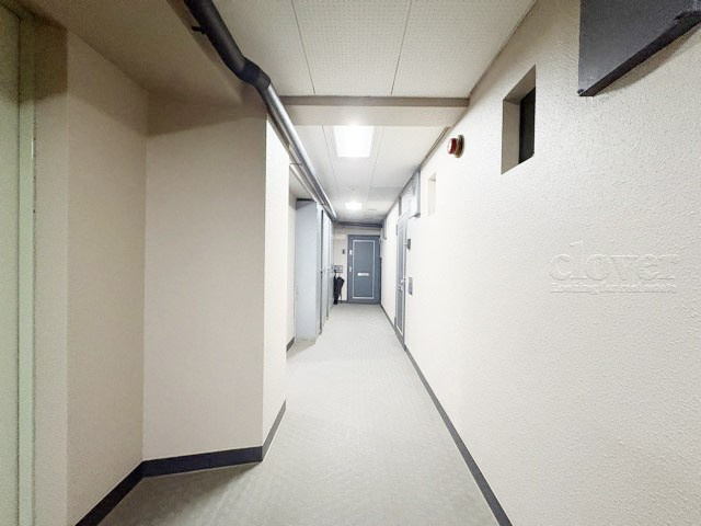 【その他共用部分】 | ライオンズマンション西荻 | マンションの共用廊下です。きれいに清掃されています。周囲のお部屋の様子も、ぜひ伺ってみてください。～即日のご見学可能～　お問合せはお気軽にどうぞ。
