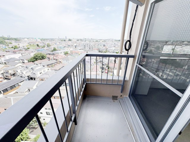 【バルコニー】 | ライオンズマンション西荻 | バルコニーの様子。ここからの眺めが、日々のストレスを発散してくれることでしょう。ちなみにバルコニーは専有部分ではなく「共用部分」の扱いです。～即日のご見学可能～　お問合せはお気軽にどうぞ。
