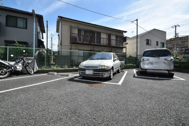 【駐車場】 | ライオンズマンション西荻 | マンションの駐車場スペース。空きの有無や駐車料金、サイズ規定などについては、改めてお問い合わせください。～即日のご見学可能～　お問合せはお気軽にどうぞ。
