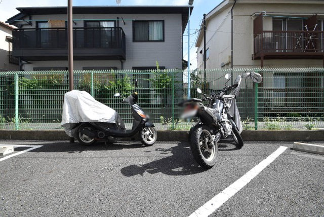 【駐車場】 | ライオンズマンション西荻 | マンションの駐車場スペース。空きの有無や駐車料金、サイズ規定などについては、改めてお問い合わせください。～即日のご見学可能～　お問合せはお気軽にどうぞ。
