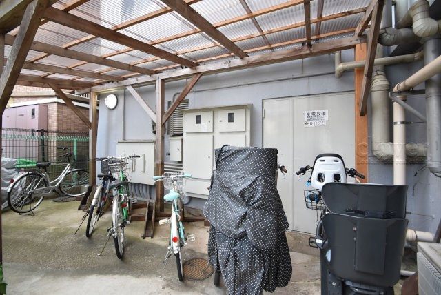 【駐輪場】 | ライオンズマンション西荻 | 自転車置き場。マンションの共用部にあたります。空きの有無や駐輪料金、各戸の台数制限などについては、改めてお問い合わせください。～即日のご見学可能～　お問合せはお気軽にどうぞ。
