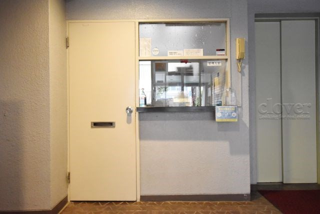 【受付】 | ライオンズマンション西荻 | 管理人さんが勤務する管理室です。マンションに出入りする人たちを見守り、注意を払ってくれています。～即日のご見学可能～　お問合せはお気軽にどうぞ。
