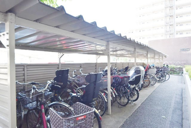 【駐輪場】 | 落合パークファミリア | 自転車置き場。マンションの共用部にあたります。空きの有無や駐輪料金、各戸の台数制限などについては、改めてお問い合わせください。～即日のご見学可能～　お問合せはお気軽にどうぞ。
