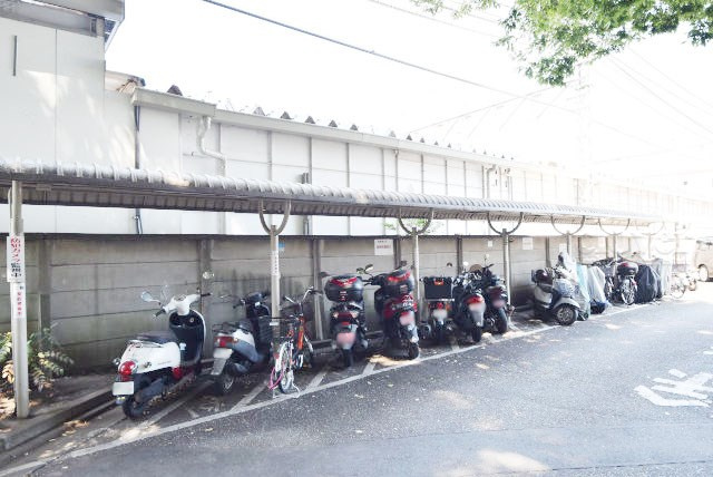 【駐車場】 | 落合パークファミリア | バイク置き場。空き区画の有無や駐輪料金、サイズおよび排気量規定などについては、改めてお問い合わせください。～即日のご見学可能～　お問合せはお気軽にどうぞ。
