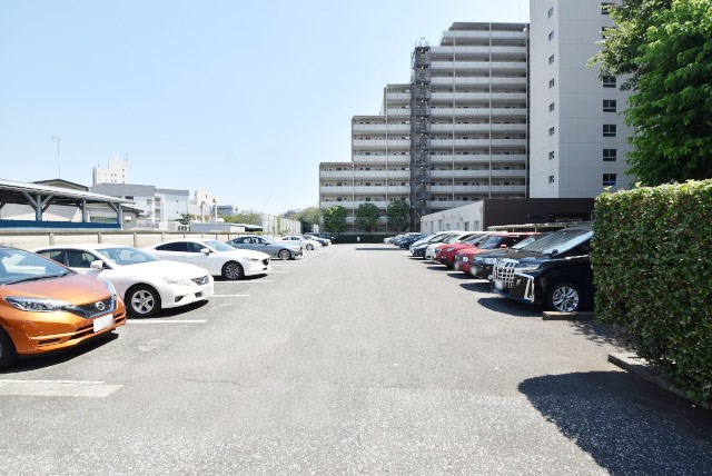 【駐車場】 | 落合パークファミリア | マンションの駐車場スペース。空きの有無や駐車料金、サイズ規定などについては、改めてお問い合わせください。～即日のご見学可能～　お問合せはお気軽にどうぞ。
