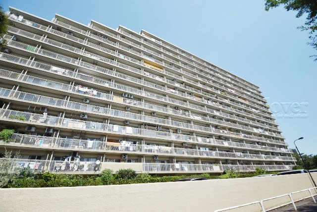 【外観】 | 落合パークファミリア | 青空によく映える建物です。手入れの行き届いた外壁やマンション正面エントランスなど、綺麗な姿をぜひ一度、現地にてご覧ください。～即日のご見学可能～　お問合せはお気軽にどうぞ。
