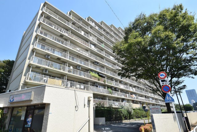 【現況写真】 | 落合パークファミリア | 前面道路と外観の様子です。～即日のご見学可能～　お問合せはお気軽にどうぞ。

