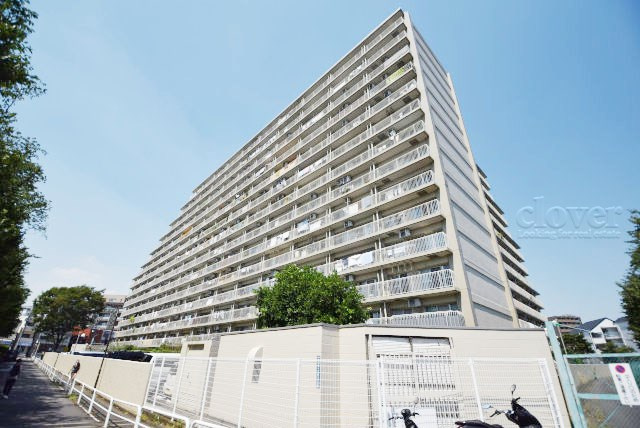 【外観】 | 落合パークファミリア | 手入れの行き届いた外壁やエントランスなど、「見ればわかる」レベルで清潔感を保ったマンションです。築年数を感じさせない姿で皆様をお出迎えします。～即日のご見学可能～　お問合せはお気軽にどうぞ。
