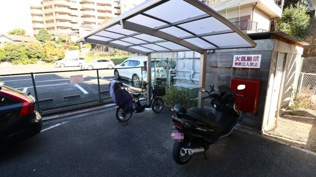 ファミリーハイツ舞子台の駐車場