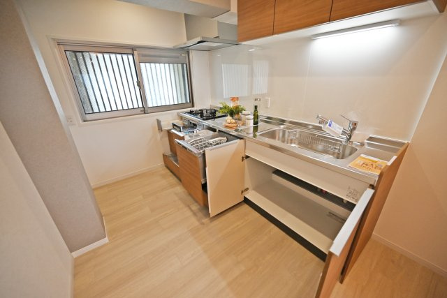 苦楽園レックスマンションのキッチン|調理器具やストック類をまとめてしまえる、収納豊富なキッチン。食器洗いの手間を軽減してくれる食洗機も備え、毎日の家事をスムーズに。作業スペースも広く、使いやすさにもこだわっています。