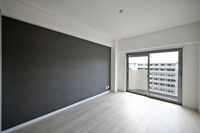 苦楽園レックスマンションの子供部屋|バルコニーに面した洋室。シックなアクセントクロスが空間を引き締め、落ち着いた雰囲気に仕上がっています。ベッドやデスクを置いて、寝室や自分時間を楽しむお部屋にも◎