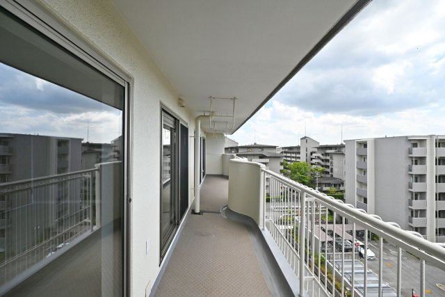 苦楽園レックスマンションのバルコニー|奥行きと長さのある、ゆったりとしたバルコニー。複数のお部屋から出入りでき、洗濯物もまとめて干せる広さがあります。視界も開けており、空の広がりを感じられる眺望も魅力です。