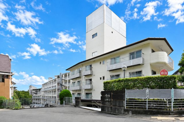 苦楽園レックスマンションの外観|別角度から見たマンション外観。建物の雰囲気はもちろん、前面道路や周辺との位置関係など、写真だけでは分かりにくいポイントも現地でじっくりお確かめいただけます。