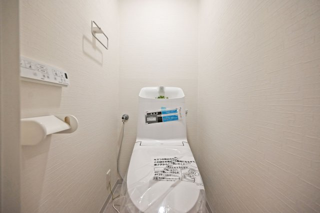 苦楽園レックスマンションの内観：施工例|同社施工例リフォーム完了済写真
一年を通して快適に利用できるウォシュレット付トイレ。