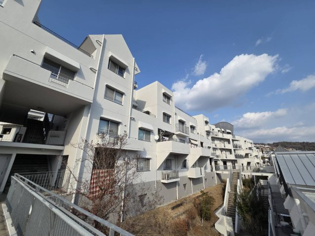 シェラビア東山台五番街１１０号棟の外観