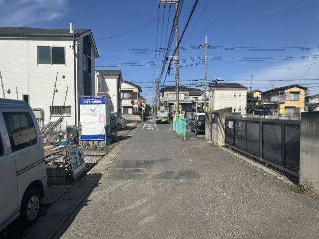 松戸市上矢切新築戸建【南部小学校：10分】の前面道路含む現地写真|北側前面道路・幅員約5ｍ
