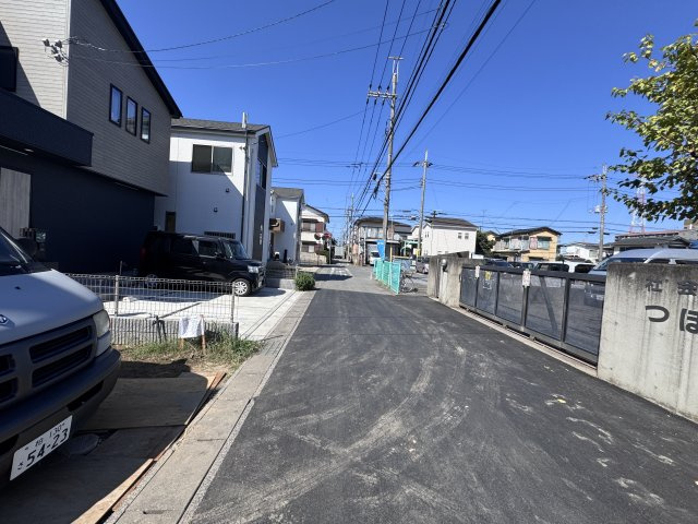 松戸市上矢切新築戸建【南部小学校：10分】の前面道路含む現地写真|北側前面道路・幅員約5ｍ