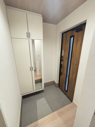 新座市石神４丁目戸建の玄関