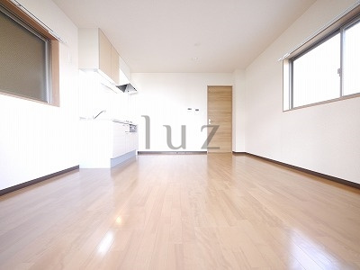 ピークドテンの居間・リビング|日当たり良好のお部屋です！