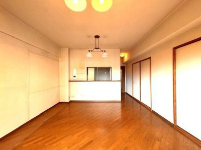 【居間・リビング】 | ふぁみーゆ堺 | 南東向きの角部屋！日当り・通風良好♪たっぷりの陽光に包まれる明るい住まい♪