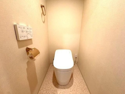 【トイレ】 | ふぁみーゆ堺 | 温水洗浄便座ですので、寒い日も温かい便座で安心して使用していただけますよ♪